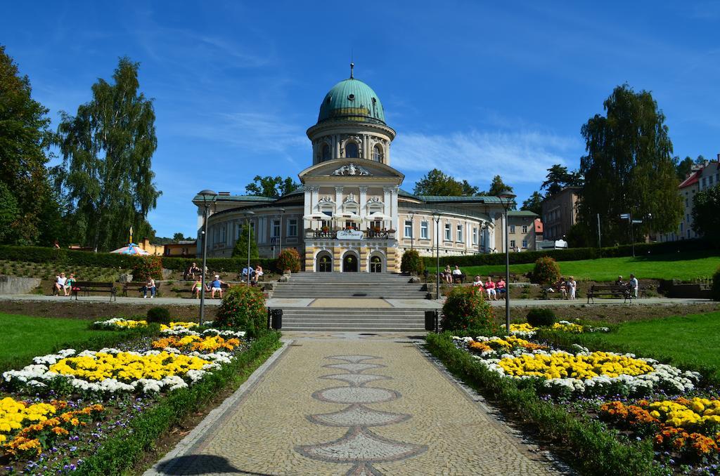 Zdroj Wojciech Aparthotel Lądek-Zdrój Buitenkant foto
